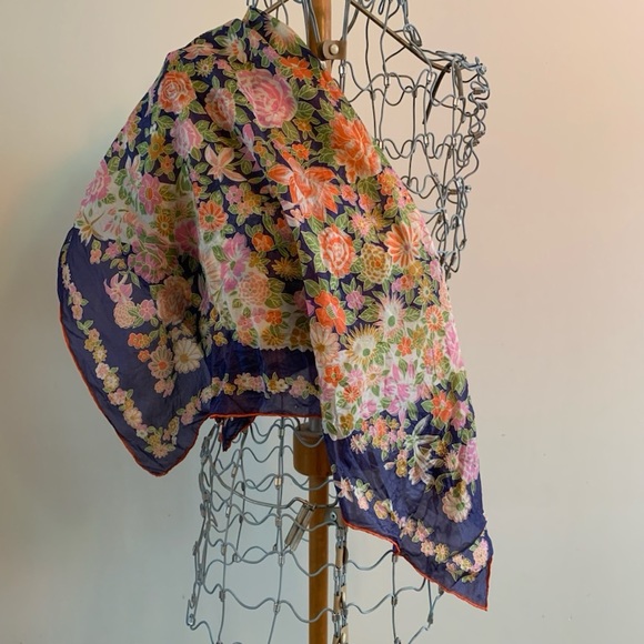 Blue floral silk scarf. Measurements in photos. - Picture 1 of 4